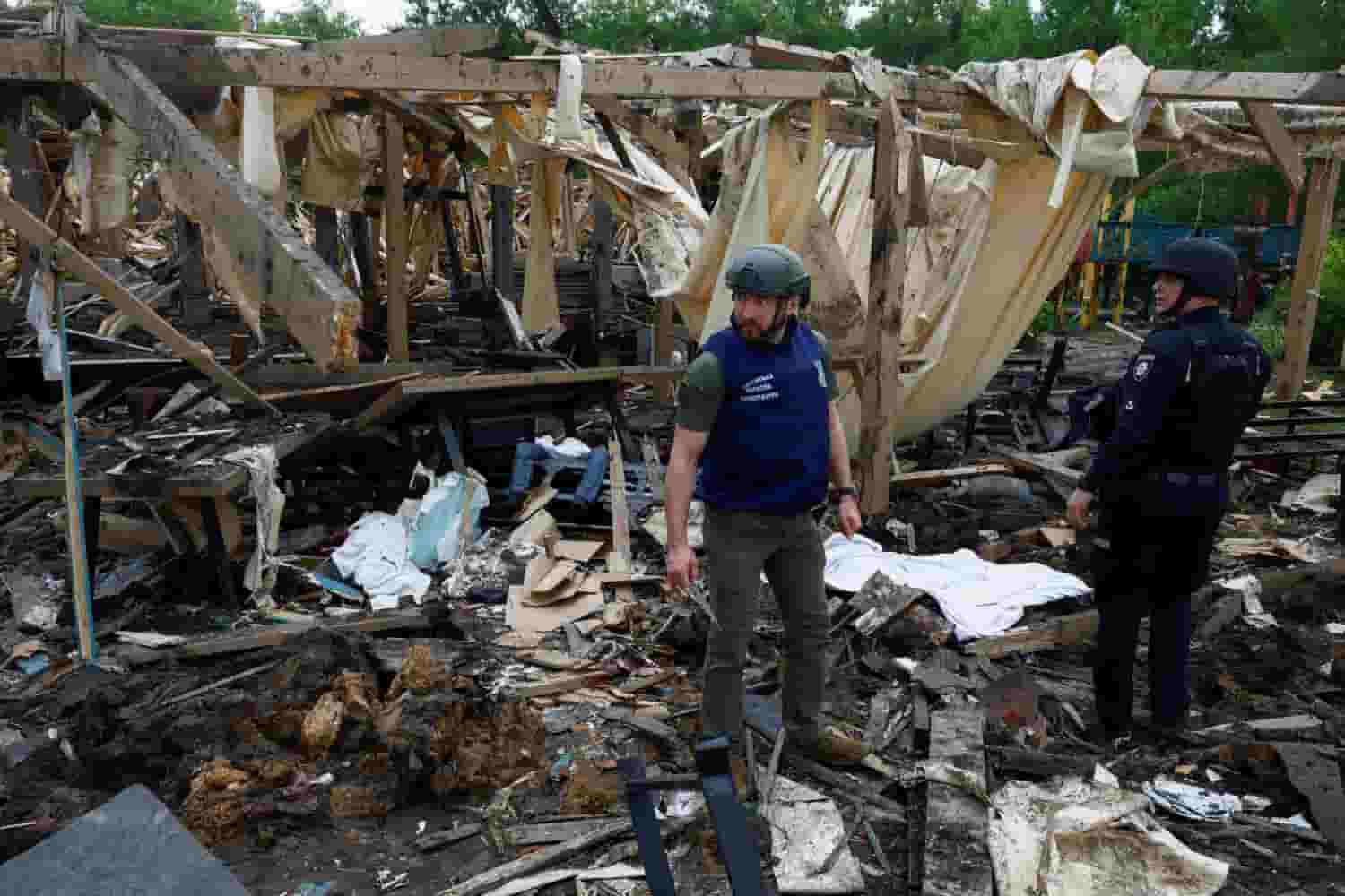 ضحايا من المدنيين في قصف روسي على منطقة “خاركيف” الأوكرانية